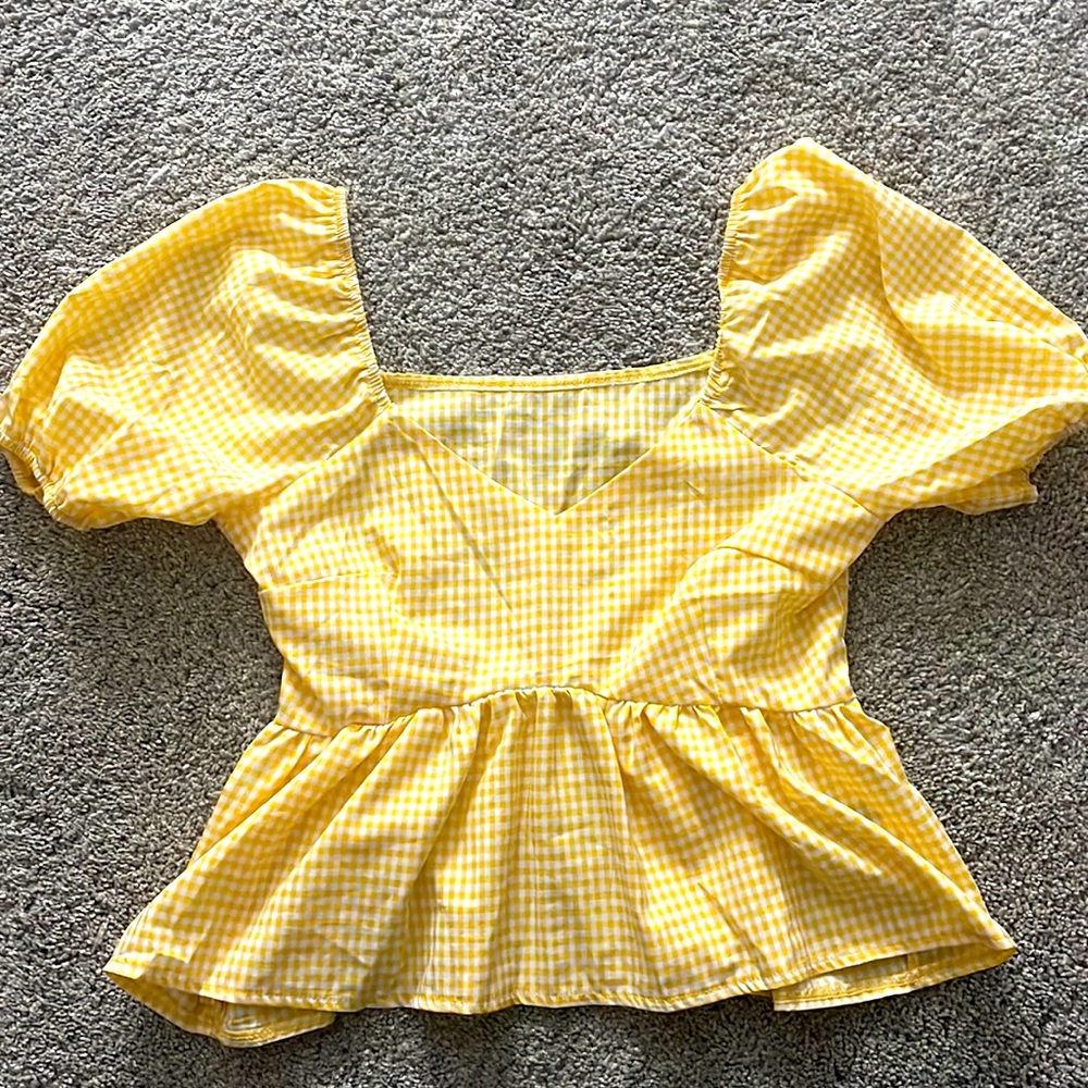 Cute yellow top